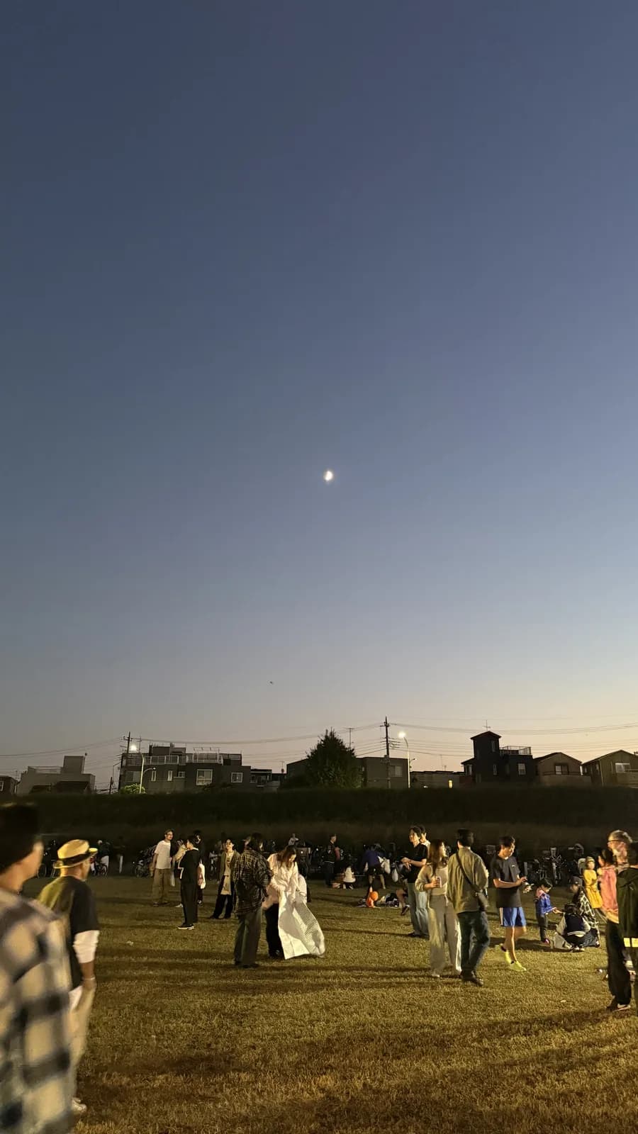 해 질 무렵의 강 둔치