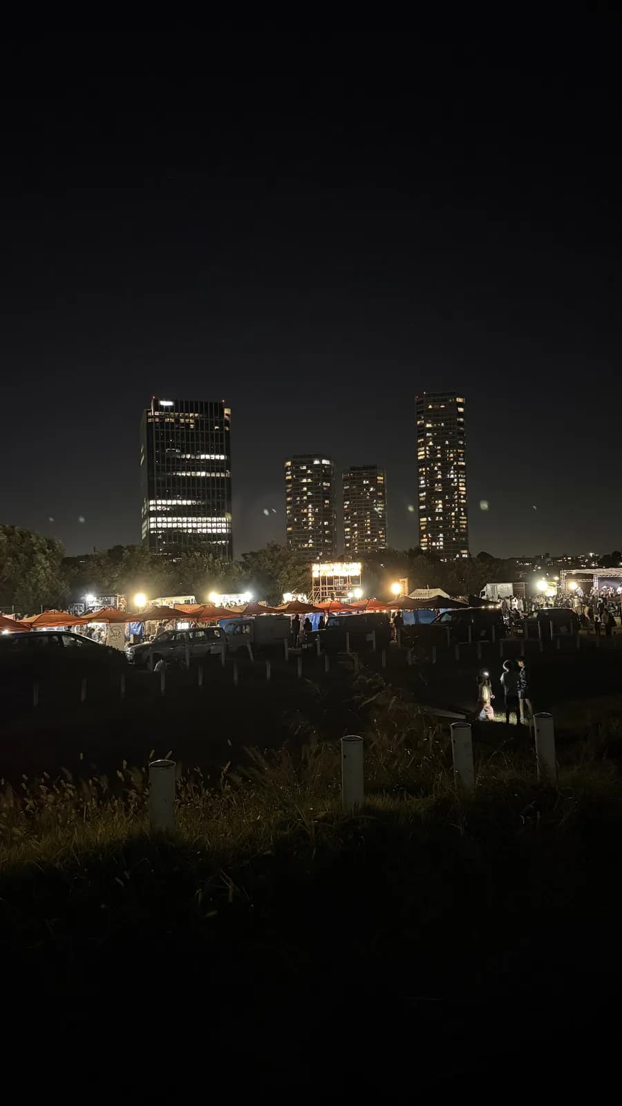 밤의 강변 도시 불빛