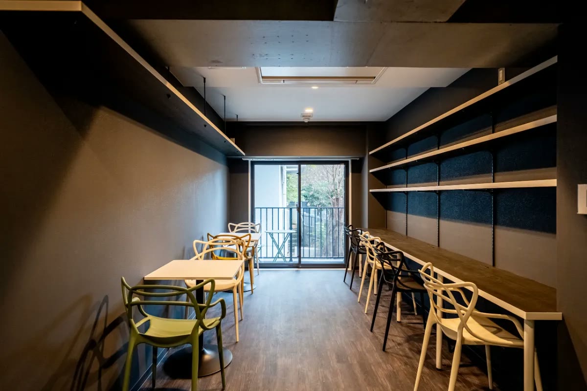 A U Share study lounge with table seating and a long counter
