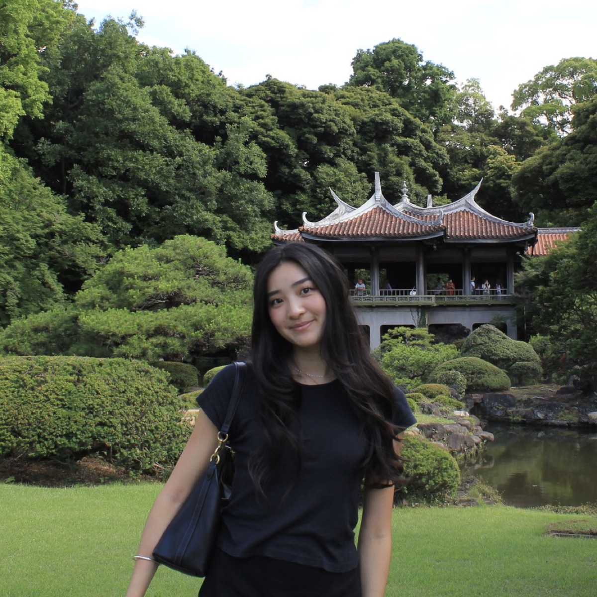 日本庭園を背景にしたMaieのポートレート